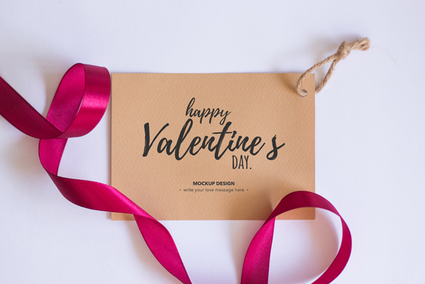 Бумажный стикер на день святого Валентина с красной лентой